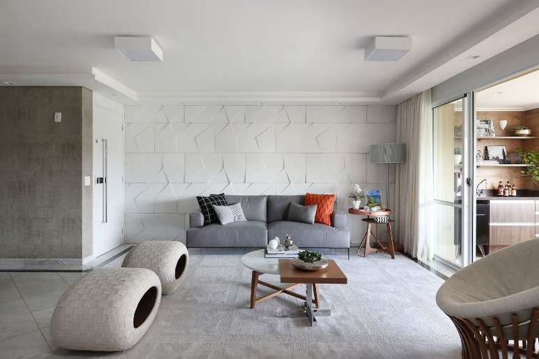 40. Ambientes com bastante espaço são preenchidos pela parede 3D. Projeto de Bianchi & Lima Arquitetura