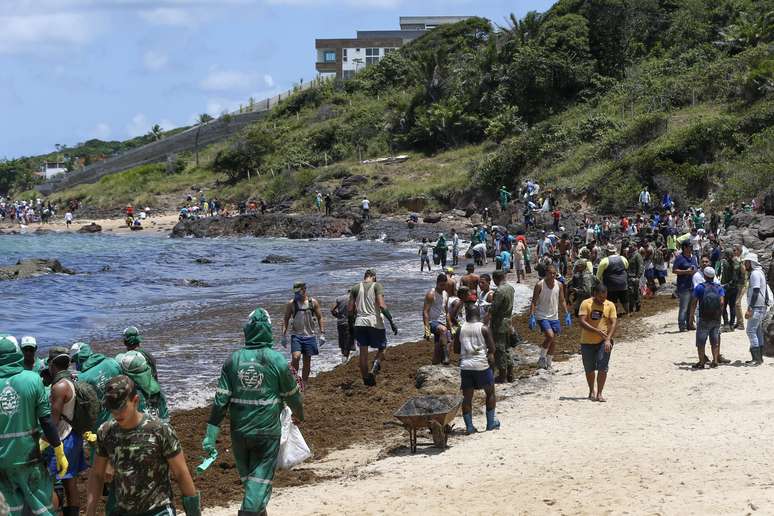 Homens do Exército começaram a ajudar na limpeza das praias atingidas óleo em Itapuama, no Cabo de Santo Agostinho (PE), nesta terça-feira, 22 de outubro de 2019