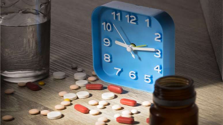 Pesquisa sugere que os comprimidos oferecem mais proteção contra ataques cardíacos e derrames quando tomados na hora de dormir — e não pela manhã