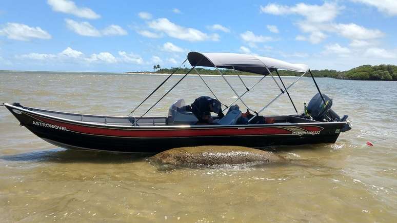 Barco acompanha Astro, que será removido se a situação se deteriorar