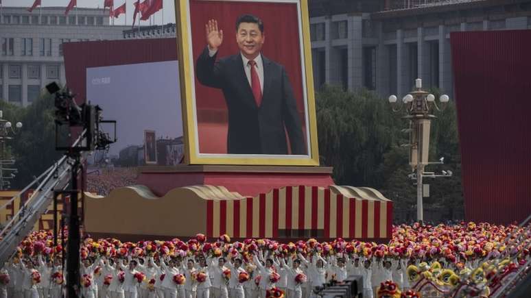 Retrato de Xi Jinping durante comemoração, em 1º de outubro, dos 70 anos da República Popular da China; Brasil busca no país interessados em comprar estatais