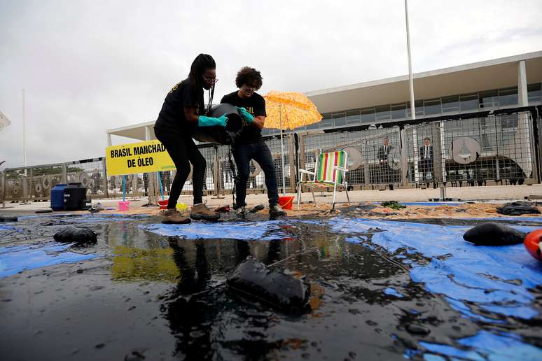 Manifestants do Greenpeace protestam contra políticas ambientais do governo em frente ao Palácio do Planalto
23/10/2019
REUTERS/Adriano Machado