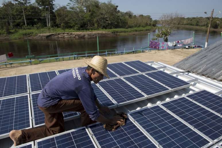 Painéis de energia solar em Vila Nova do Amanã (AM) 
22/09/2015
REUTERS/Bruno Kelly