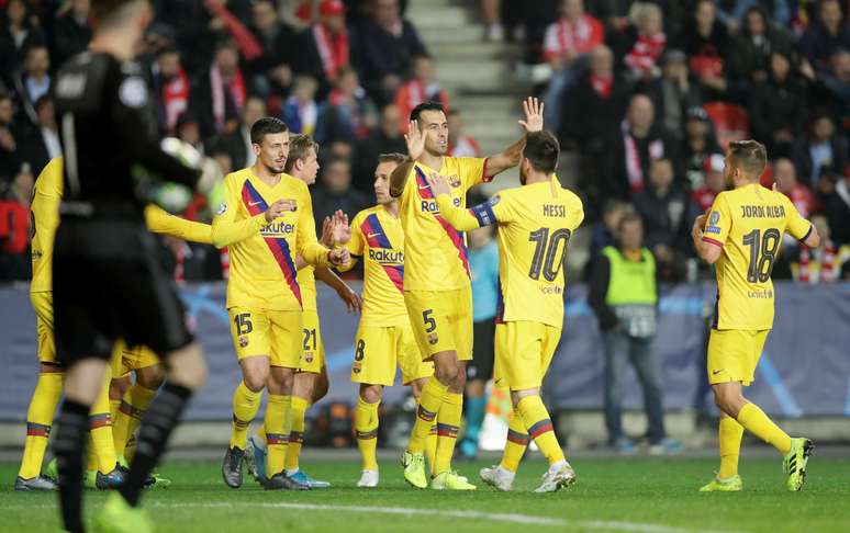 Jogadores do Barcelona comemoram na vit&oacute;ria do time sobre o Slavia Prague, por 2 a 1, fora de casa, em jogo pelo Grupo F da Liga dos Campe&otilde;es da Europa.  23/10/2019.  REUTERS/David W Cerny