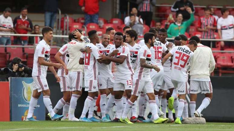 São-paulinos comemoram gol da vitória sobre o Avaí (Foto: Rubens Chiri/São Paulo)