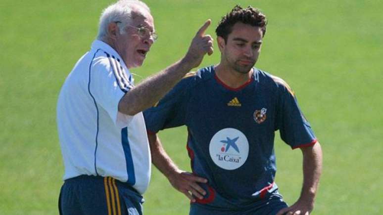 SINERGIA: 'Don' Luis Aragonés e Xavi marcaram época na seleção espanhola (Foto: Reprodução)