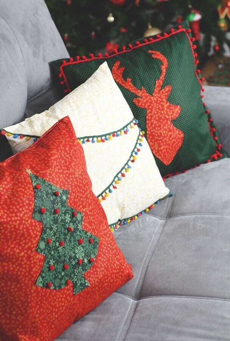 10. Invista em almofadas personalizadas para a sua decoração natalina para casas – Foto: Pinterest