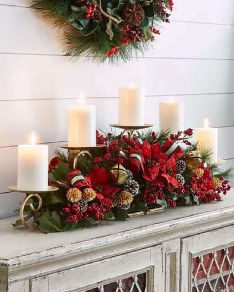 12. Invista em arranjo com flores e velas para a sua decoração natalina – Foto: Horchow