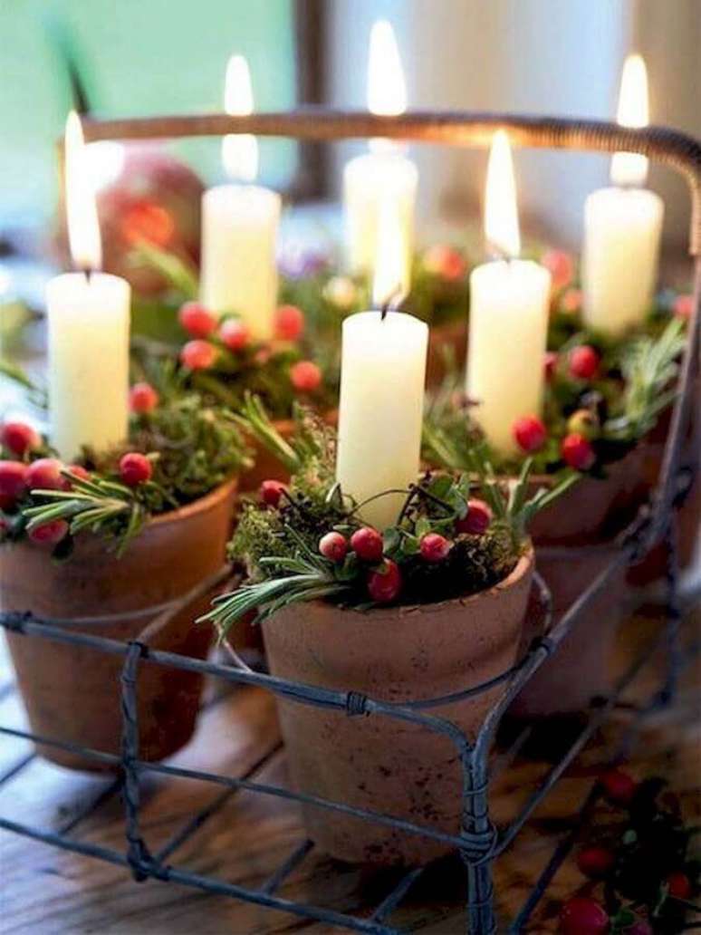 13. As velas acrescentam um toque acolhedor na sua decoração natalina – Foto: Pinterest