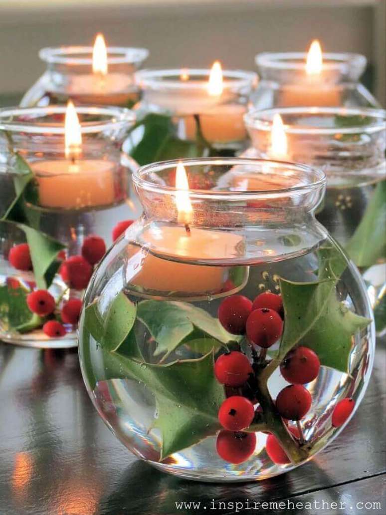 15. Ideia de arranjo com velas em frascos com água para decoração de Natal simples – Foto: Cliparts Zone