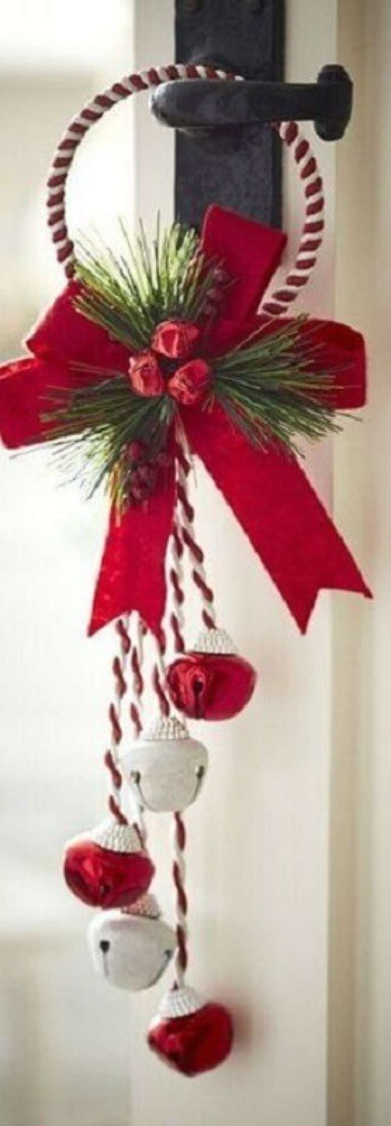 17. Modelo de arranjo para decoração natalina simples de porta – Foto: Fazer em Casa