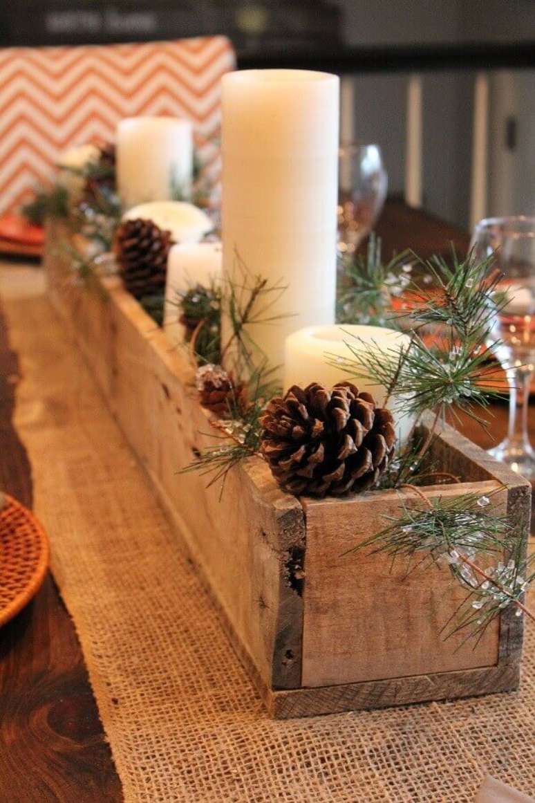 18. Arranjo rústico com pinhas e velas para decoração natalina simples – Foto: Pinterest