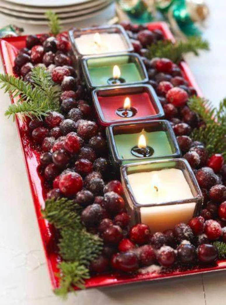 96. Arranjos de natal para mesa com velas e coloridas e frutas – Por: Pinterest