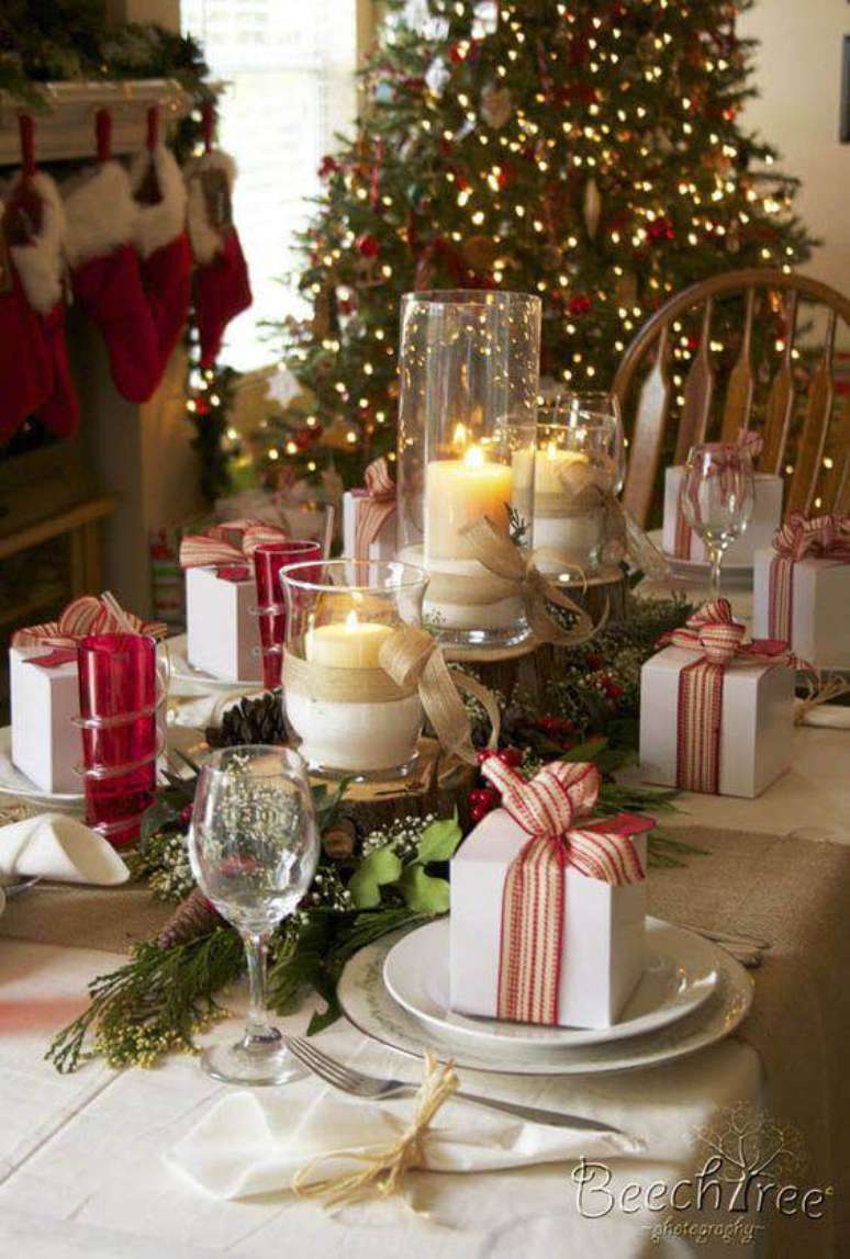 97. Arranjos para mesa de natal e velas com presentes decorando – Por: Pinterest