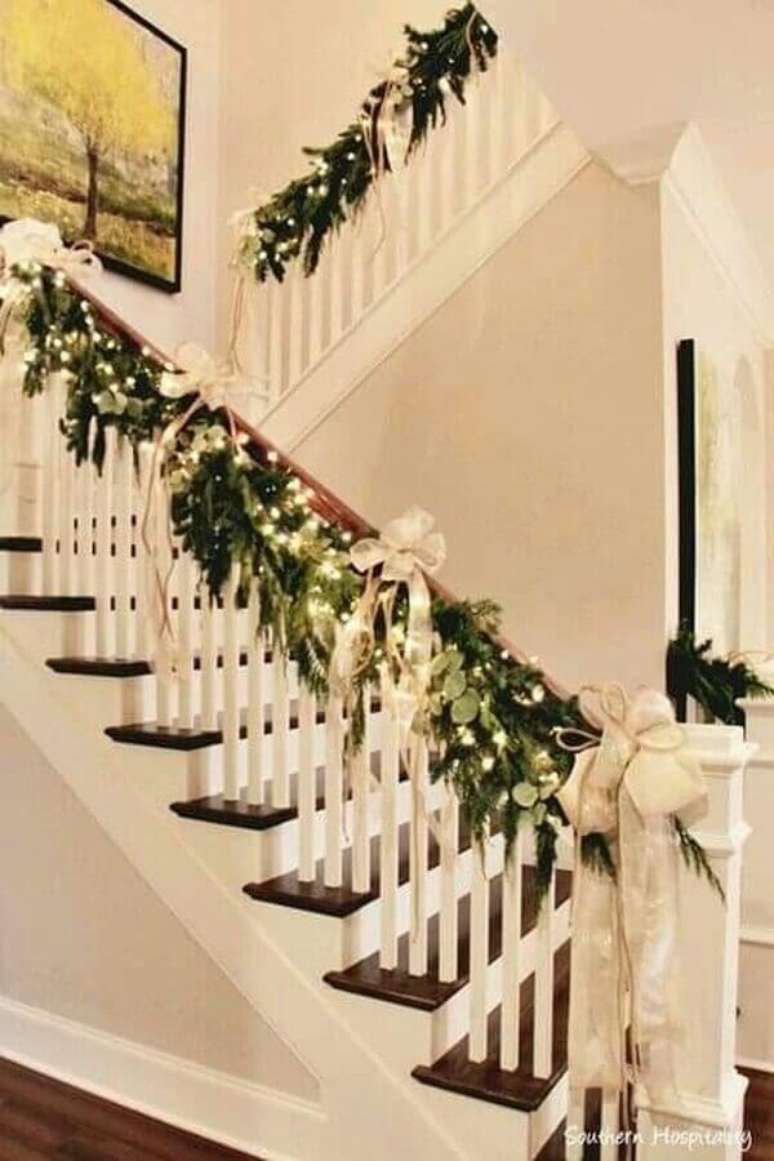 19. Arranjos para decoração de Natal em escada – Foto: Hogar Elpino