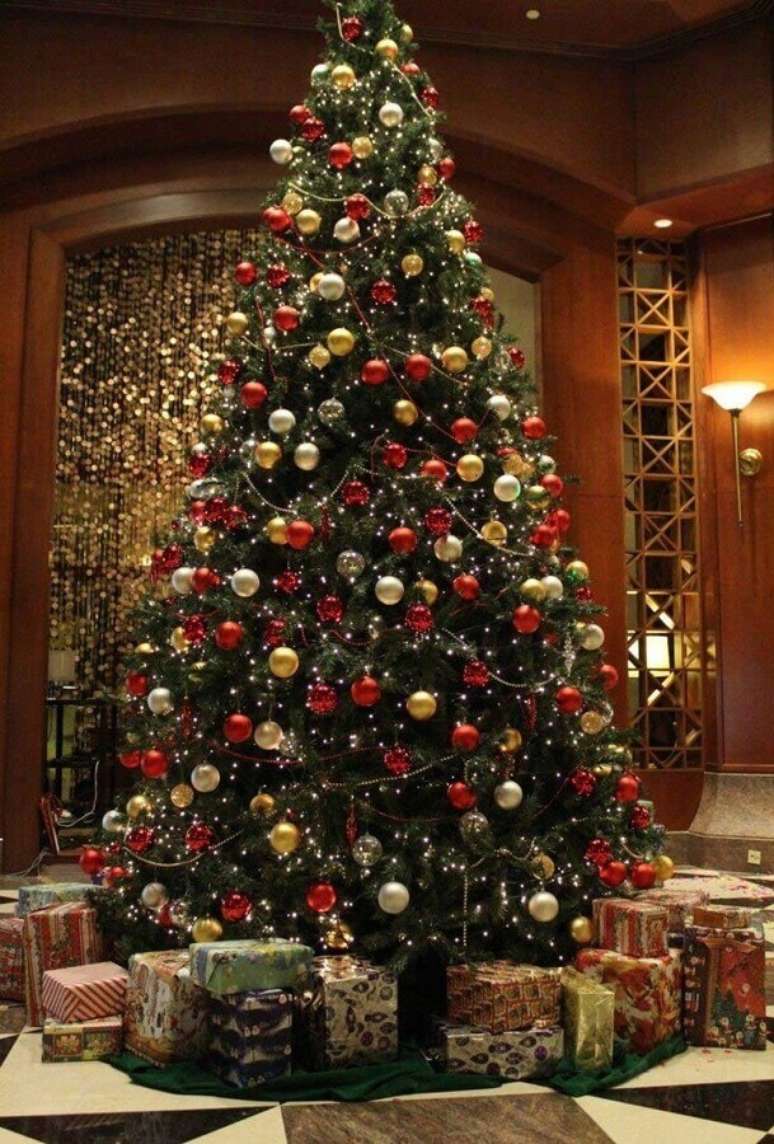 20. Invista na decoração clássica para a sua árvore natalina – Foto: Trendecora