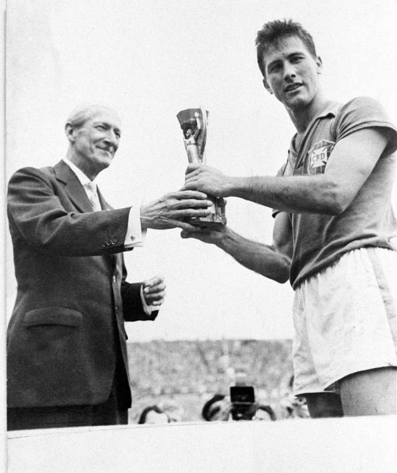 Bellini, capitão do primeiro título mundial do Brasil na Copa do Mundo de 1958, recebe a taça de campeão mundial na Suécia