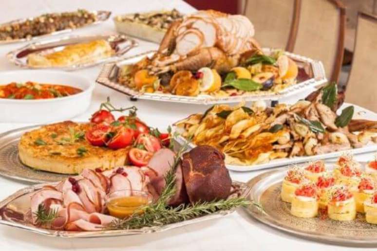 8. Ceia de natal com pratos variados &ndash; Por: Dica de M&atilde;e