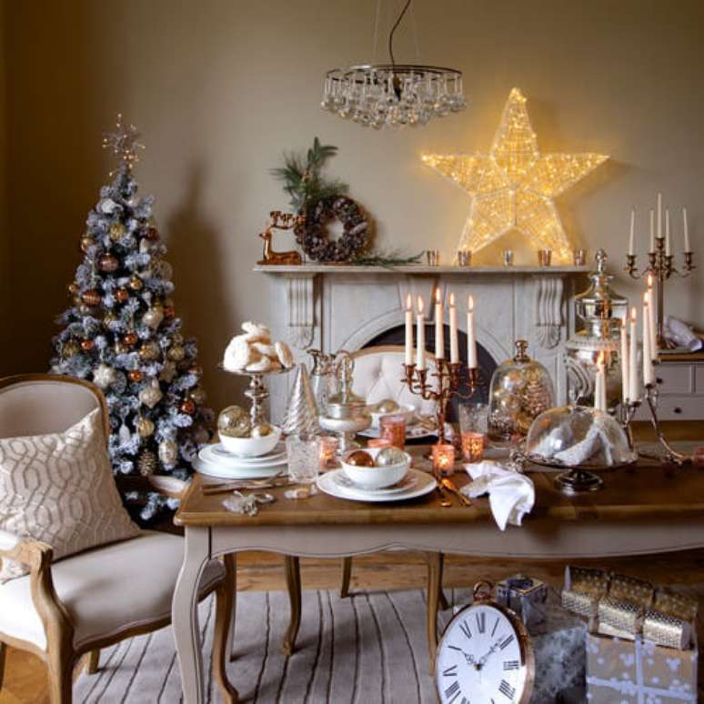 12. Decoração de mesa de natal barata com velas lindas – Por: Resident Magazine
