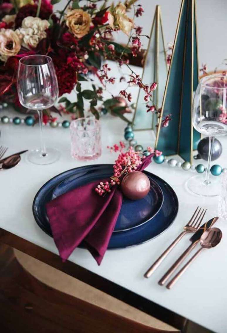 14. Decoração de mesa de natal com azul e marsala – Por: Decor Fácil