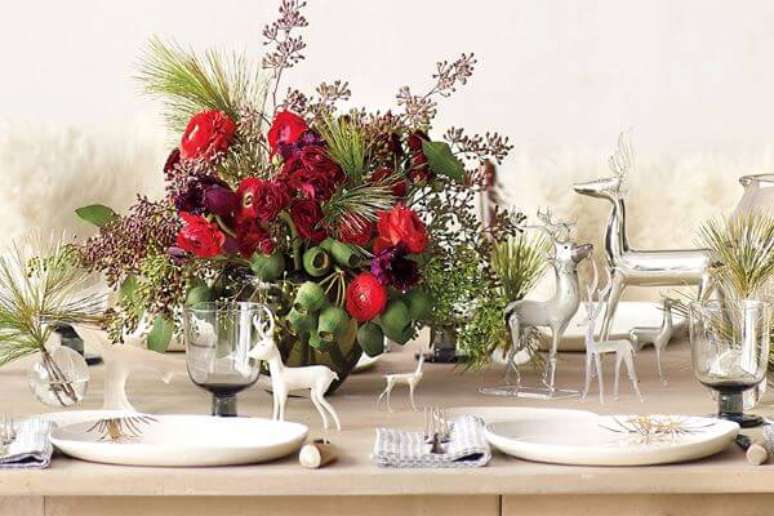 17. Decora&ccedil;&atilde;o de mesa de natal com renas brancas e prateadas de enfeite na natal para mesa &ndash; Por: Lux Decor