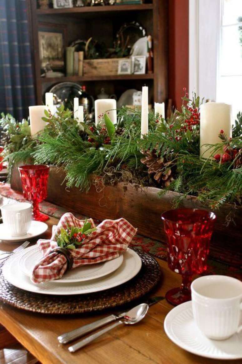 19. Centro de mesa natal com plantas e velas e taças vermelhas – Por: Pinterest