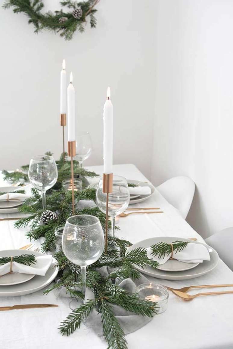 20. Decoração mesa de natal simples com plantas e velas altas – Por: Pinterest