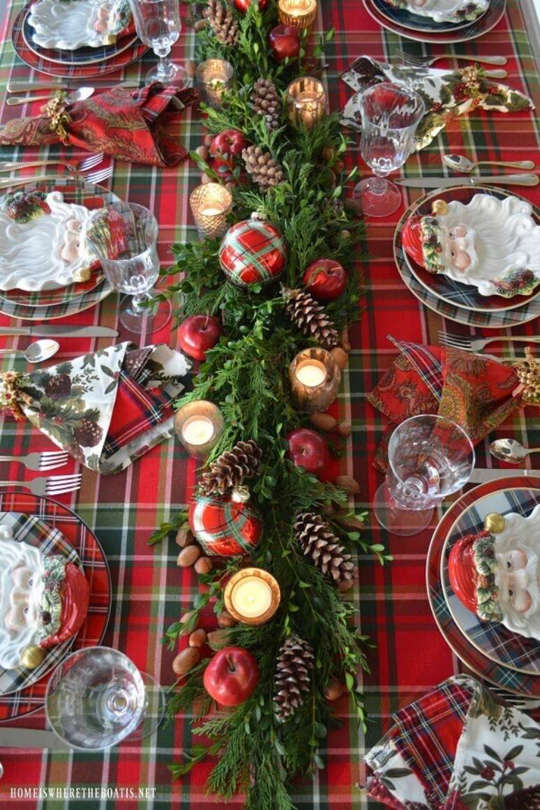 32. A toalha xadrez junto com um lindo arranjo com pinhas e velas pode garantir uma decoração de mesa natalina especial – Foto: Pinterest