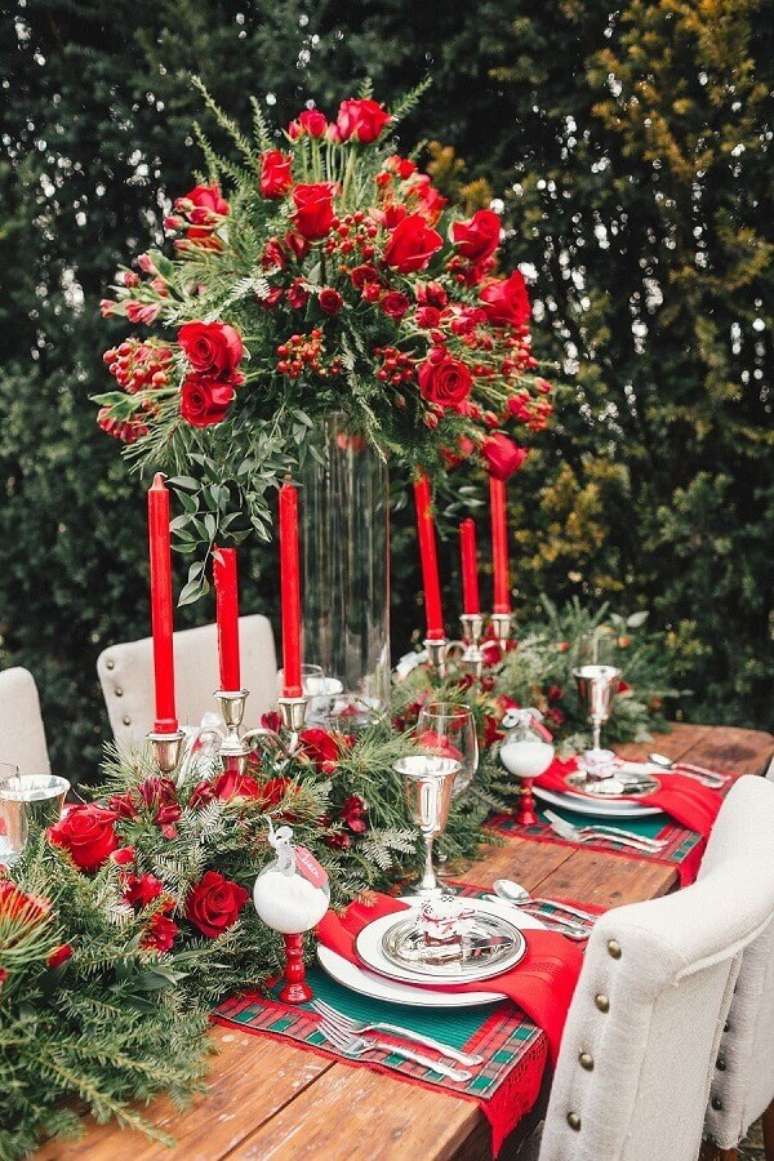 7. Invista nos arranjos de flores para compor a sua decoração de mesa natalina – Foto: Style Pretty