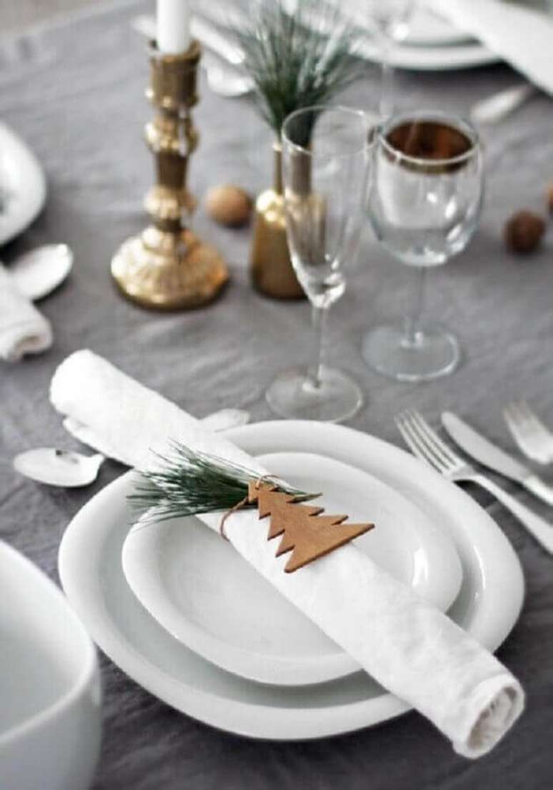 34. Decoração de mesa natalina moderna – Foto: Renata Noronha