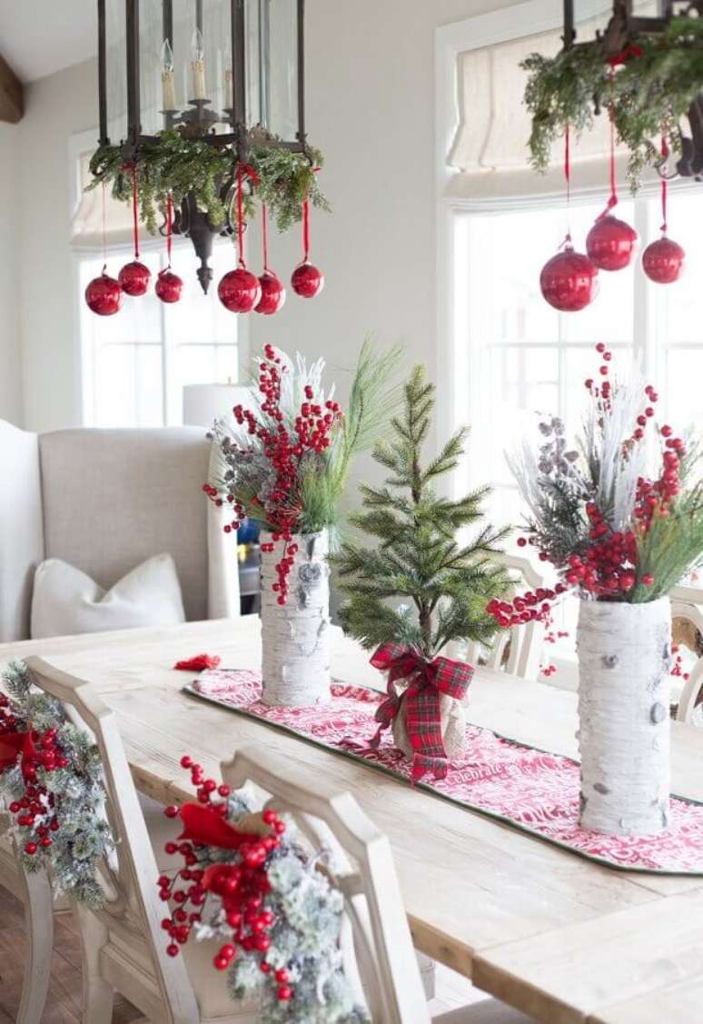 36. Decoração de mesa natalina simples branca e vermelha – Foto: Pinterest