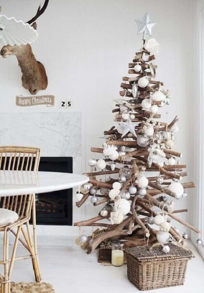 47. Decoração de Natal simples com árvore rústica de madeira – Foto: GD-Home