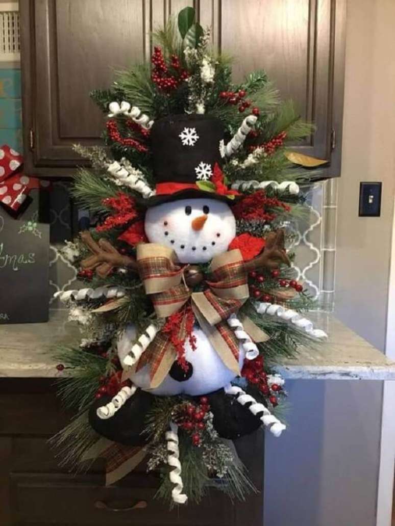 49. Decora&ccedil;&atilde;o natalina com boneco de neve em guirlanda diferente &ndash; Foto: Etsy