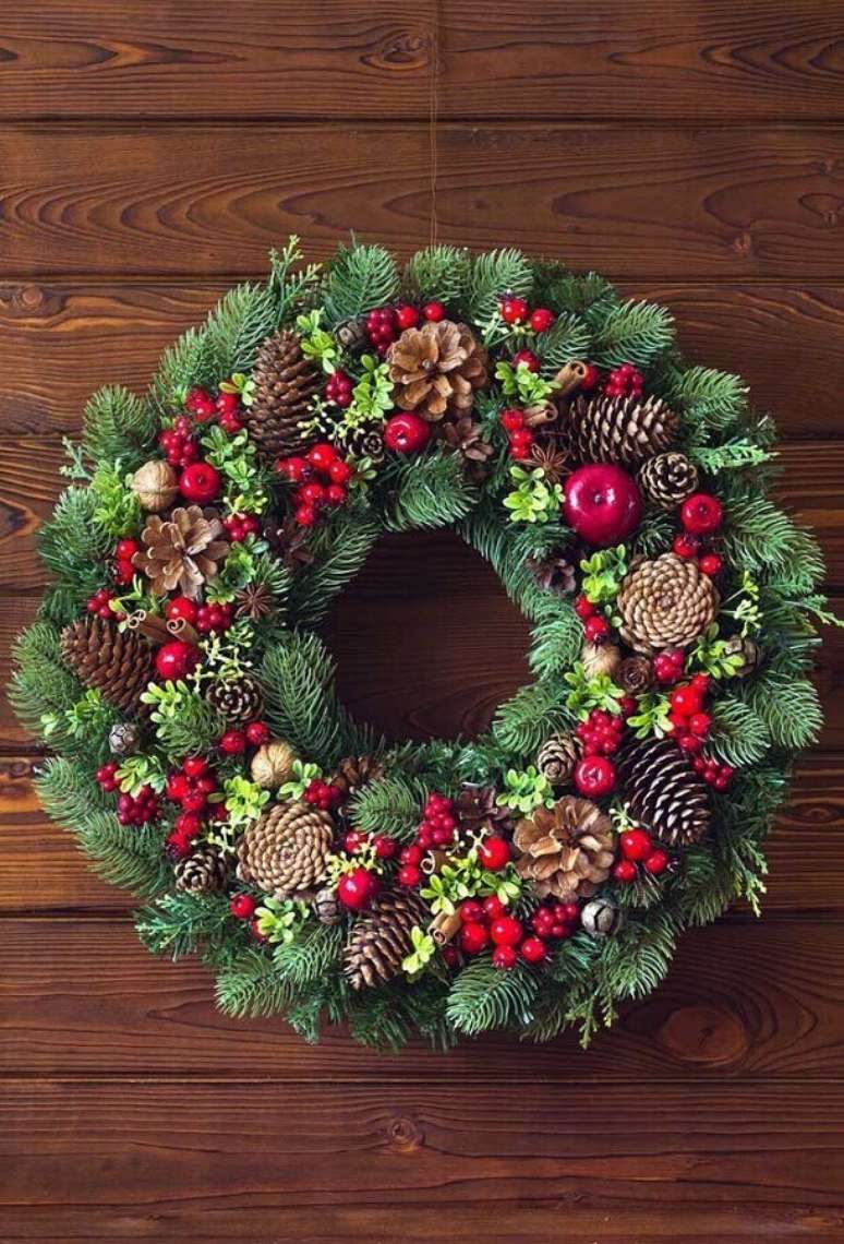52. Modelo cl&aacute;ssico de guirlanda para decora&ccedil;&atilde;o de Natal &ndash; Foto: Ideias Decor