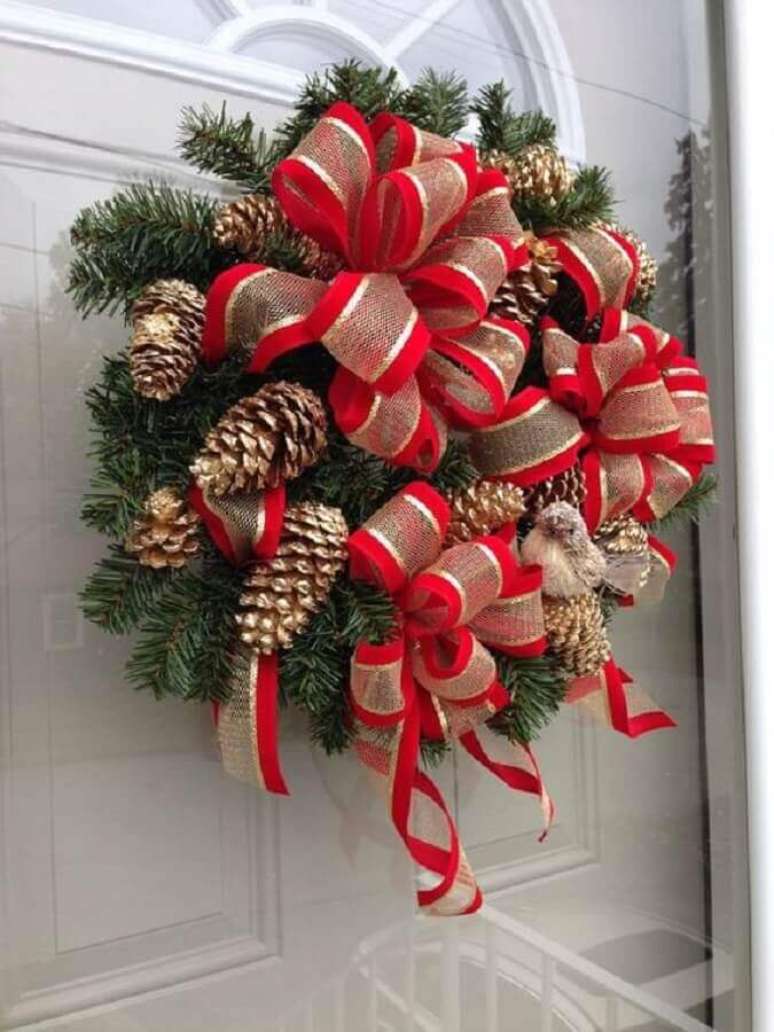 57. Decoração natalina para casas com guirlanda na porta – Foto: Etsy