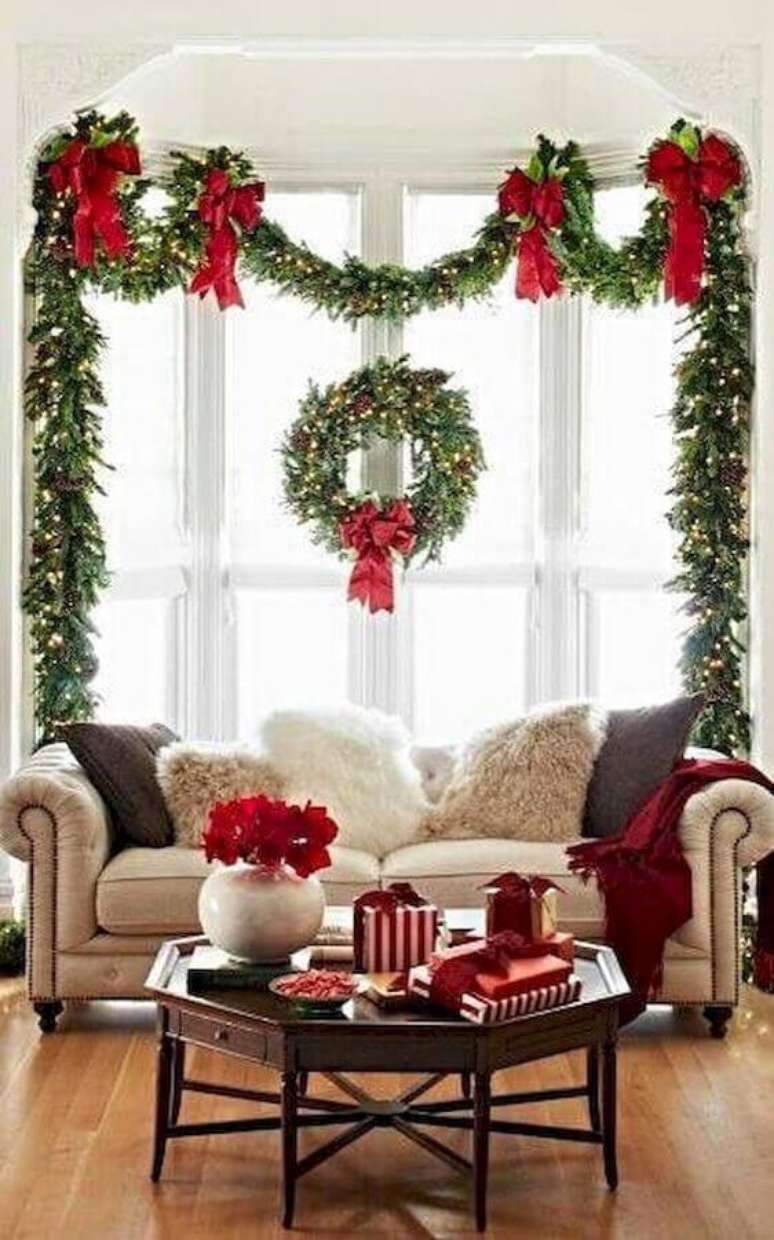 63. Decora&ccedil;&atilde;o de Natal cl&aacute;ssica para sala com guirlanda e la&ccedil;os vermelhos &ndash; Foto: Houses Idea