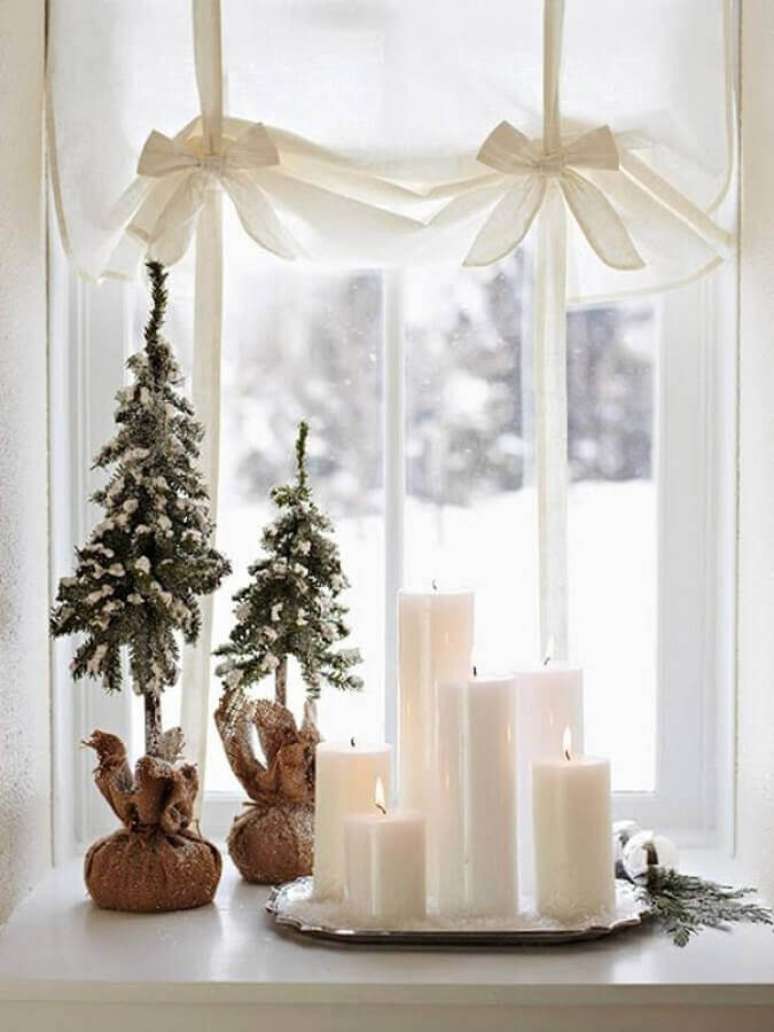 67. Decoração natalina simples com pinheiro pequenos e velas brancas – Foto: Pinterest