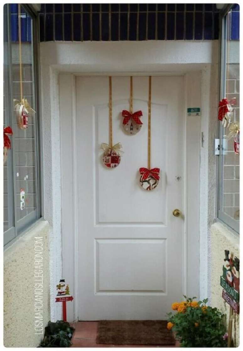69. Decoração de Natal simples para porta – Foto: Pinterest