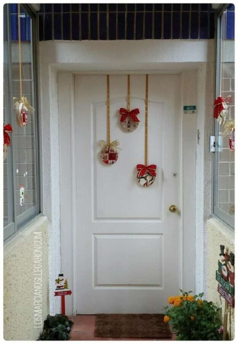 69. Decora&ccedil;&atilde;o de Natal simples para porta &ndash; Foto: Pinterest