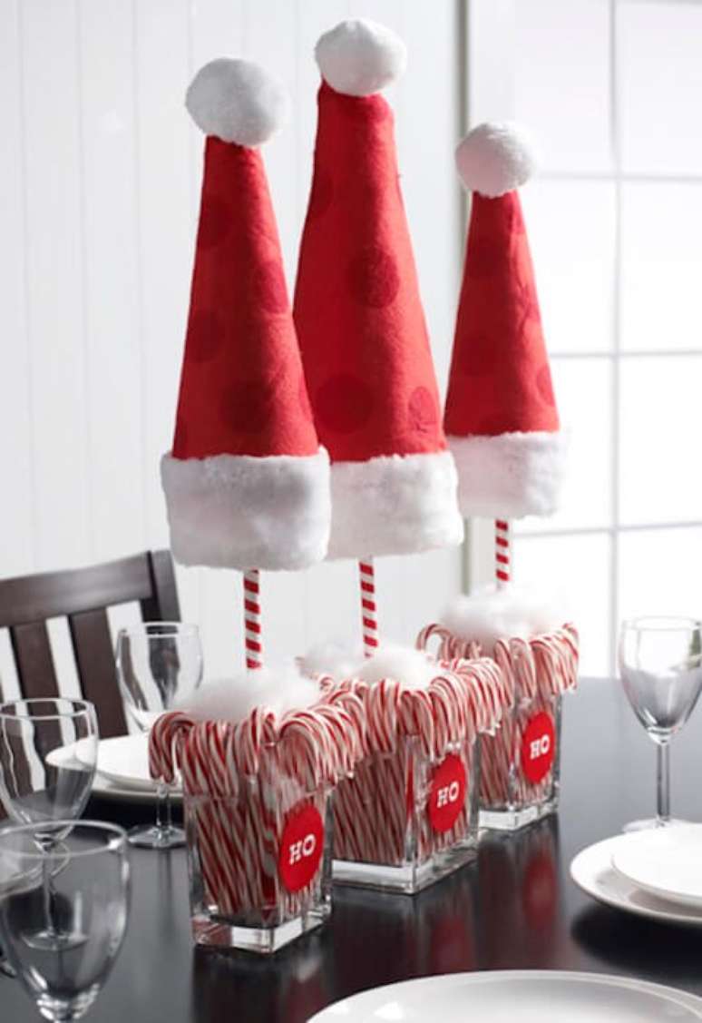 26. Decora&ccedil;&atilde;o simples com doces para mesa de ceia de natal &ndash; Por: Christmas
