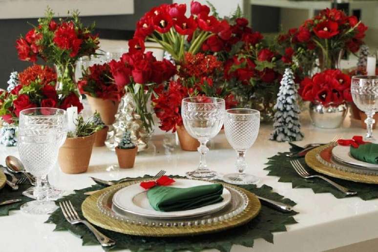 15. Decora&ccedil;&atilde;o de mesa de natal com flores vermelhas e detalhes em verde &ndash; A cara do natal! &ndash; Por: Hilneth Correira