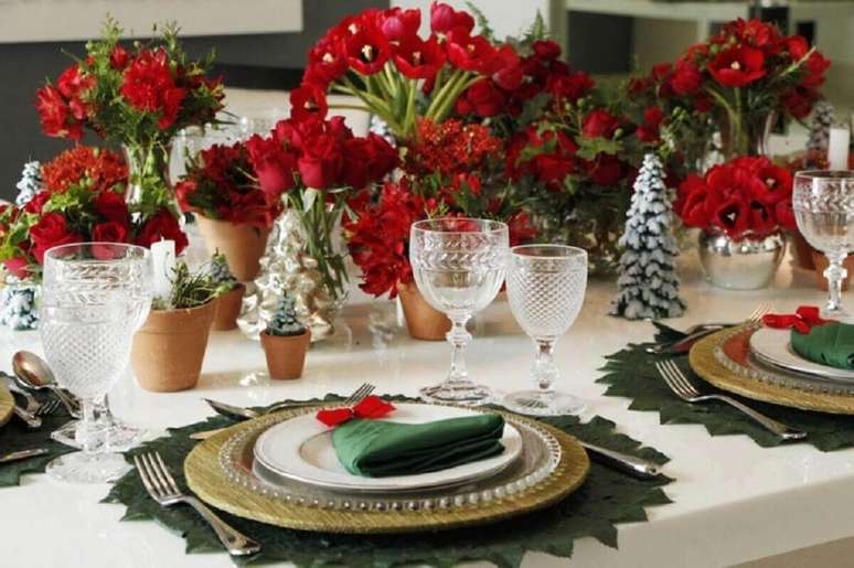 15. Decoração de mesa de natal com flores vermelhas e detalhes em verde – A cara do natal! – Por: Hilneth Correira