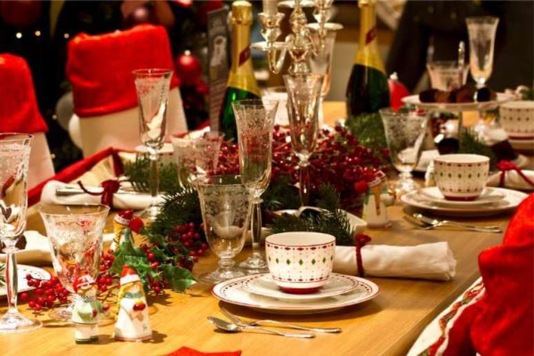 27. Use um dos seus melhores aparelhos de jantar para decorar a mesa de natal &ndash; Por: Amatori