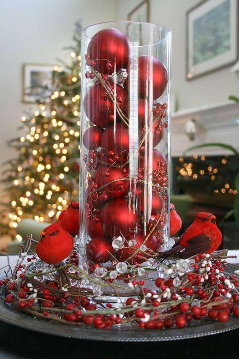 71. Enfeites com bolas vermelhas para decoração natalina simples – Foto: The Happy Heathen
