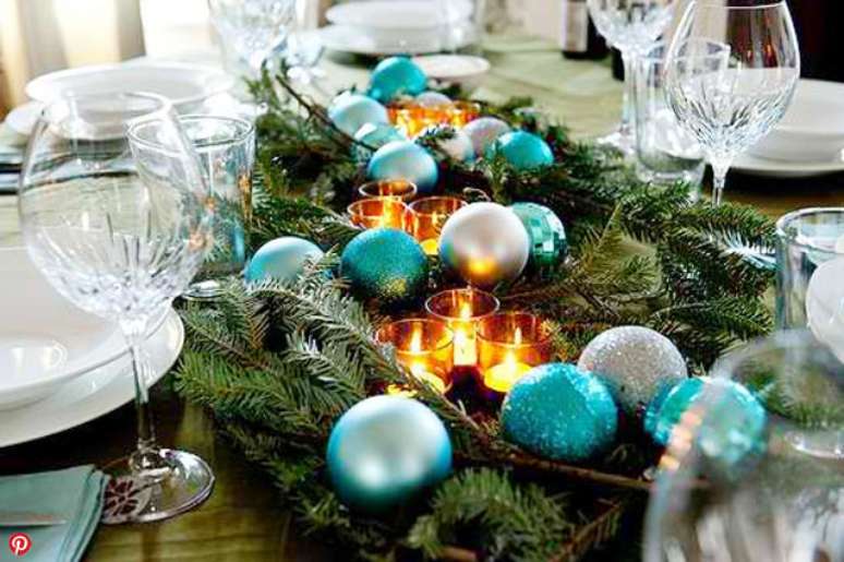 29. Enfeites de natal para mesa com decora&ccedil;&atilde;o azul e velas &ndash; Por: Casa Abril