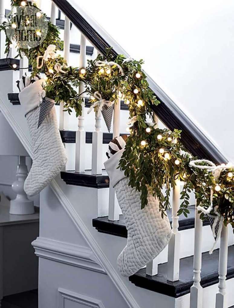 74. Decoração clean com enfeites para decoração natalina de escada – Foto: The Grad