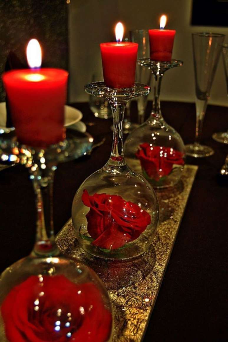 30. Flores e velas na decoração de mesa de natal – Por: Pinterest