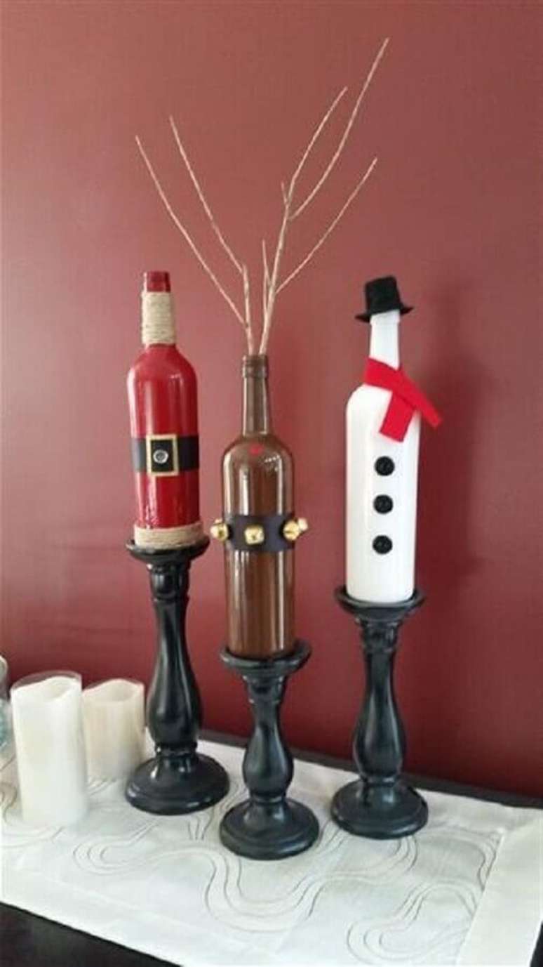 78. Decoração com garrafas decoradas natalinas – Foto: Pinterest