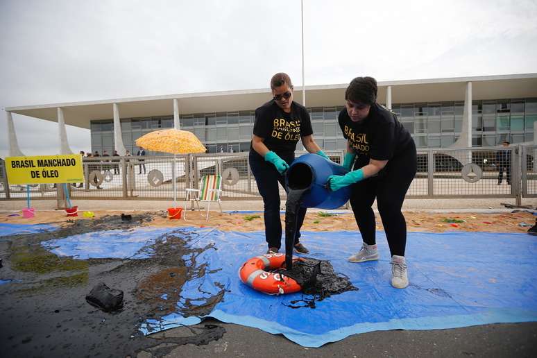 Membros do Greenpeace protestam contra óleo nas praias do Nordeste em frente ao Palácio do Planalto nesta quarta-feira, 23.