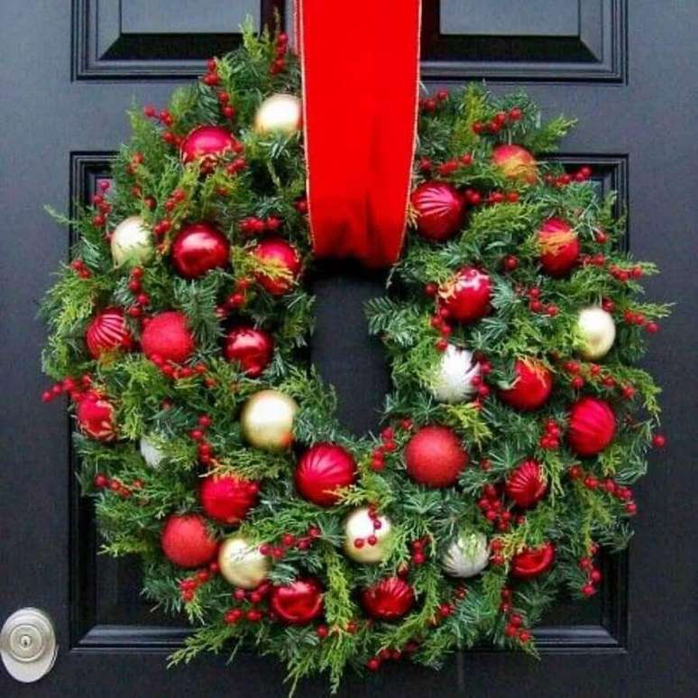 81. Linda guirlanda para decoração natalina de porta – Foto: Pinterest
